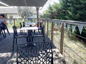 The peaceful outdoor seating area at the back of the restaurant, in a secluded and quiet garden at La Faim Des Haricots in Blagnac