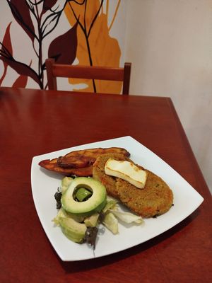 Cómo parte del menú cuando fui había hamburguesas de quinua, realmente ricas! at El Encuentro - Santa Catalina in Cusco