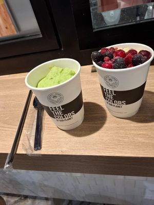 Smoothie and oatmeal bowl at FARMERS' JUICE TOKYO in Tokyo