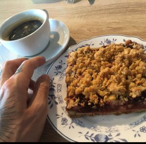 coffee time / plum crumble at Goodies Berlin - Friedrichshain in Berlin