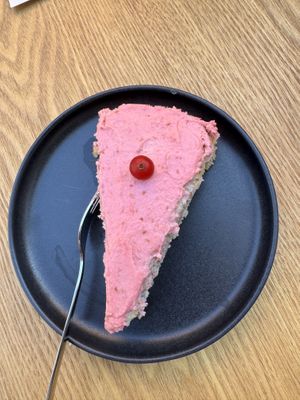 Veganer Himbeerkuchen  at Cross River Coffee Altstadt in Dresden