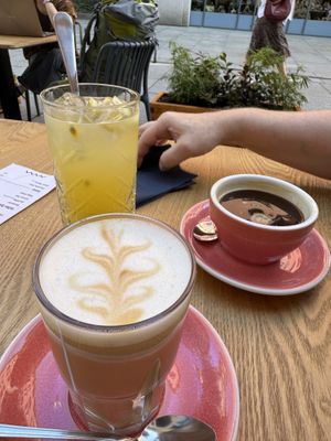 Latte Macchiato, Americano und Mango-Maracuja Limonade.  at Cross River Coffee Altstadt in Dresden
