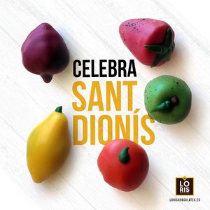 Frutas de mazapán con almendra, cubiertas de delicioso chocolate. at LORIS CHOCOLATES in Valencia