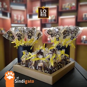 ¡Dulce causa para nuestros amigos felinos! Nos sumamos con nuestra donación de chocolates artesanos para apoyar a elSINDIGATO, la asociación de ayuda felina del Barrio del Carme at LORIS CHOCOLATES in Valencia