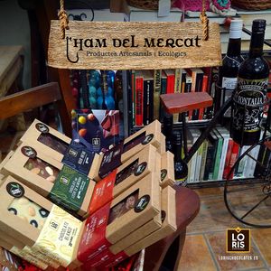 Ahora nuestras tabletas de chocolate vegano, sin lactosa ni gluten están disponibles en L’Ham del Mercat, una tienda encantadora en Valencia con excelentes vermuts, vinos y libr at LORIS CHOCOLATES in Valencia