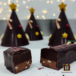 Turrón de Chocolate Negro, una deliciosa fusión de ganache de chocolate negro, naranja valenciana, praliné de almendra, crujientes nibs de cacao y arroz inflado caramelizado. at LORIS CHOCOLATES in Valencia