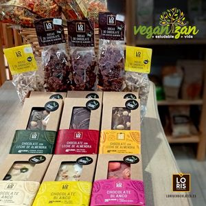¡Nuestras tabletas y rocas de chocolate vegano, sin lactosa ni gluten, ya están en Veganizan ! 🌱 at LORIS CHOCOLATES in Valencia
