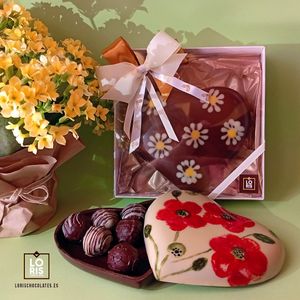 Este Día de la Madre, regálale algo tan dulce como ella. Nuestros corazones de chocolate están elaborados 100% con ingredientes naturales de alta calidad, sin lactosa, sin glute at LORIS CHOCOLATES in Valencia