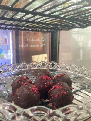 Truffle Balls
Chocolate truffles sweetened with dates and topped with freeze-dried raspberry pieces. 

The truffles are made without refined sugar. 

Plant-based
nut-free at Tekoppen - Maybe closed in Haderslev
