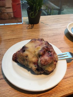 Blueberry scone at Goodies Berlin - Schlachtensee in Berlin