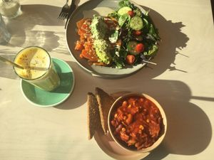 Chili con Tofu und Baked Sweet Potato + Kurkuma Latte at Goodies Berlin - Globetrotter - Maybe closed in Berlin