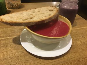 Rote Beete Suppe mit getoastetem Sauerteigbrot und Blaubeersmoothie at Goodies Berlin - Globetrotter - Maybe closed in Berlin