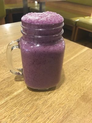 Deep Purple Smoothie: Heidelbeeren, Hanfsamen, Banane, Datteln, Zimt, Reis-Mandel Drink at Goodies Berlin - Globetrotter - Maybe closed in Berlin