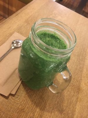 Ginger Cleanser Smoothie mit Ananas, Spinat, Spirulina at Goodies Berlin - Globetrotter - Maybe closed in Berlin