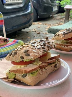 Brötchen mit Avocadocreme und Räuchertofu   at Sommerhaus KaffeeBar in Berlin