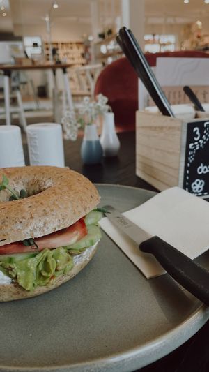 Veganer Avocado-Bagel  at Schauplats in Axams
