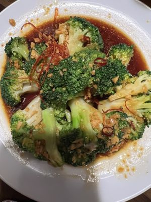 Genialer Brokkolisalat  at Honey Bee in Kumamoto