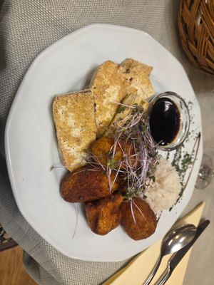 Grilled tofu with teriyaki sauce, fried potatoes and jasmine rice at Sirály Étterem in Visegrad