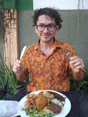 A felicidade de comer uma ótima comida. 😋 at O Vegetariano in Recife