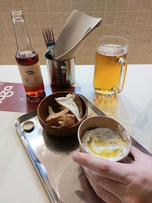 Yoghurt dip with fleadbread at Taza Sandwiches in Lisbon