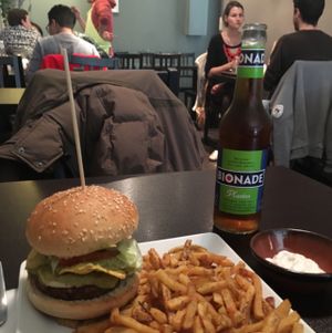 #3 Burger 'mille feuilles guacamole' avec Bionade 'plantes' at VG in Paris