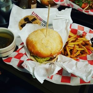 burger guacamole at VG in Paris