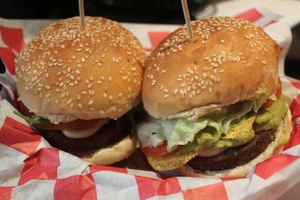 Burger Mangez-Moi et Burger Mille feuilles Guacamole
Eat-me Burger and "Mille feuilles Guacamole" Burger

all vegan at VG in Paris