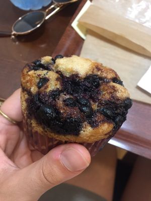 blueberry muffin  at VG in Paris