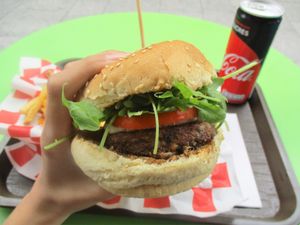"Mangez-moi" burger at VG in Paris