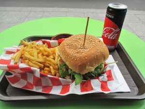 "Mangez-moi" burger at VG in Paris