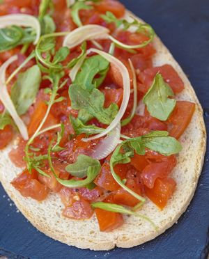 Bruschetta italienne (pain toasté et frotté à l'ail, tomates, huile d'olive, pickles d'oignons, roquette) at L' Improbable in Perigueux