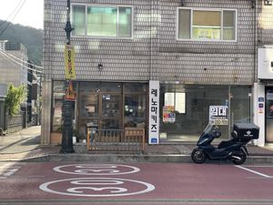 The place next door (currently unoccupied) may well have changed/look different when you get there  at Teumssag - 틈싹 in Gongju