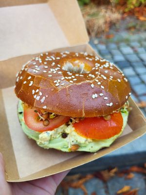Bagelt mit Avocadocreme und Scrambled Tofu at Miri‘s Café in Passau