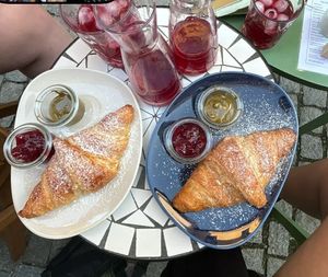 Croissants mit Pistaziencreme und Himbeermarmelade at Miri‘s Café in Passau