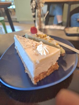 Raffaelo-Torte und Pistazien-Cheeze-Cake.....einfach himmlisch! 😀 at Miri‘s Café in Passau