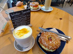 Goldene Milch mit scrambled Tofu Bagel at Miri‘s Café in Passau