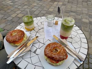 Tofu Avocado Bagel, Iced Strawberry Matcha Latte und Iced Mango Matcha Latte at Miri‘s Café in Passau