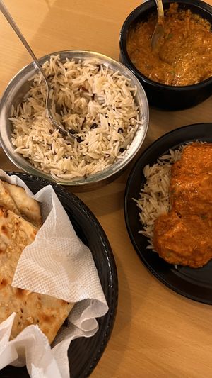Garlic naan, Jeera rice and un chicken Tikka Masala. Yum 🤤   at Go with Vegan in Jaipur