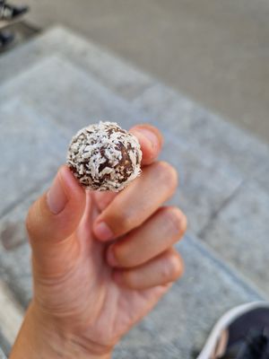 Pralina alla prugna ricoperta di cocco at Bocal & Co - Arles in Arles