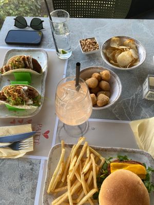 Ottimi drink (grapefruit spritz e tanqueray gin) accompagnati da patatine, taralli e noccioline. 
Vegan taco e tender bun con patatine fritte deliziosi, le porzioni sono abbondanti. at Paittè Comeilmare in Gaeta