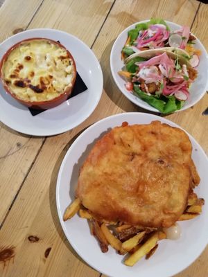 Mac & cheese, pizza crunch supper, tofish tacos at Mono in Glasgow