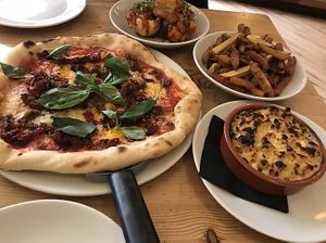 Vegan black pudding pizza, Mac and cheese spicy cauliflower thingies and pastrami fries 😍 at Mono in Glasgow
