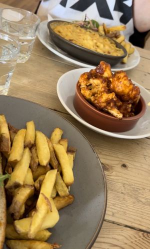 buffalo cauliflower (+ some mac ‘n’ cheeze in the back)  at Mono in Glasgow