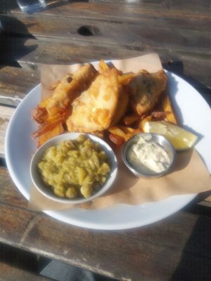 No Fish´n´Chips mit Erbsen, Zitrone und Remoulade

"Fish" aus Tofu mit Noriblättern at Mono in Glasgow