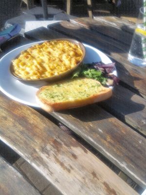 Mac´n´Cheese mit Knoblauchbrot at Mono in Glasgow