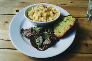 Mac'n'Cheese with Garlic Bread at Mono in Glasgow