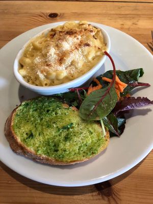 Mac and cheese with garlic bread at Mono in Glasgow