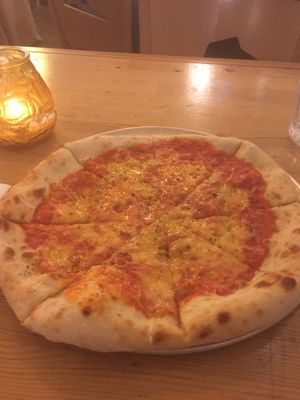 Vegan margherita pizza at Mono in Glasgow