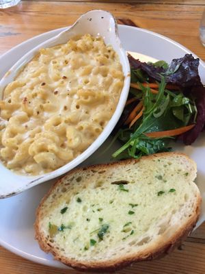 Macaroni and cheese with garlic bread at Mono in Glasgow