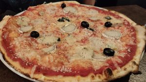 Pizza 4 fromages végane at Ô Petits Pâtons in Toulouse